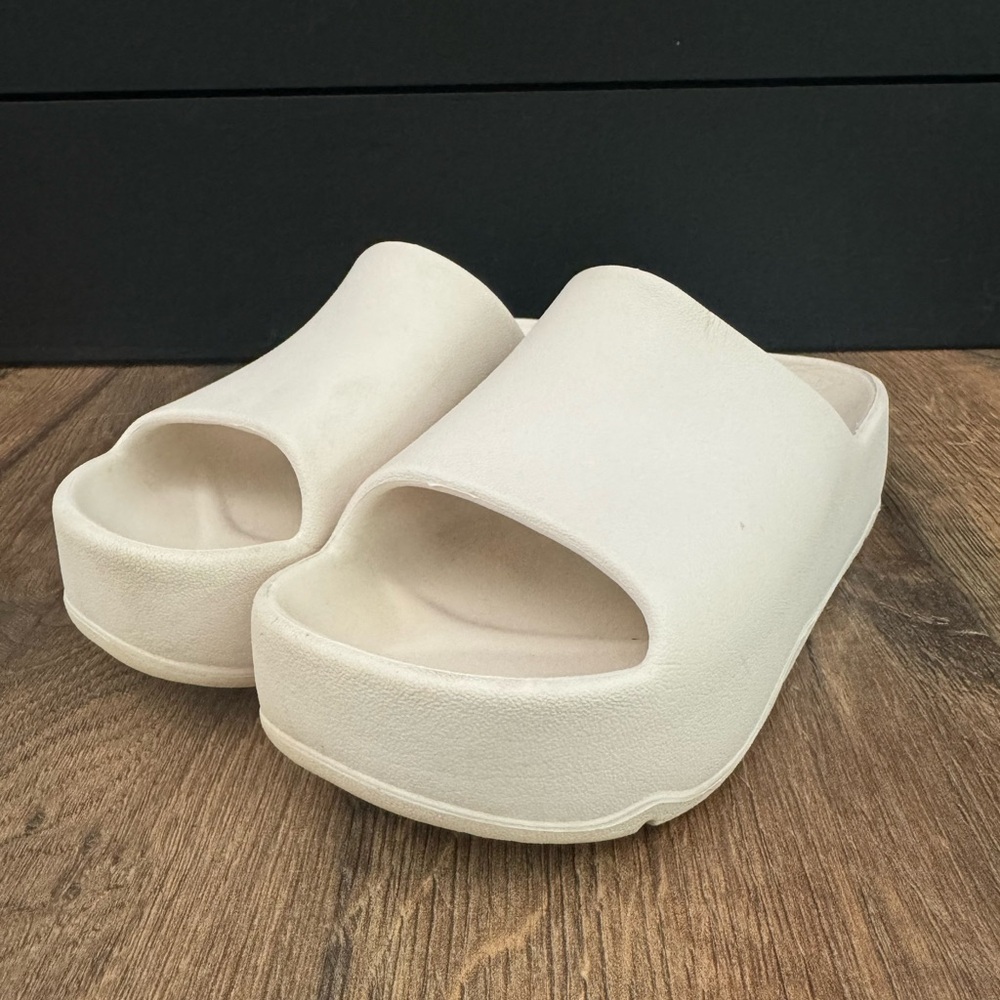 Girls / Kids Edie White Platform Slides by Art Class